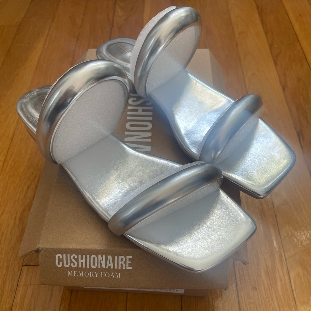 CUSHIONAIRE Women's Silver Sandals